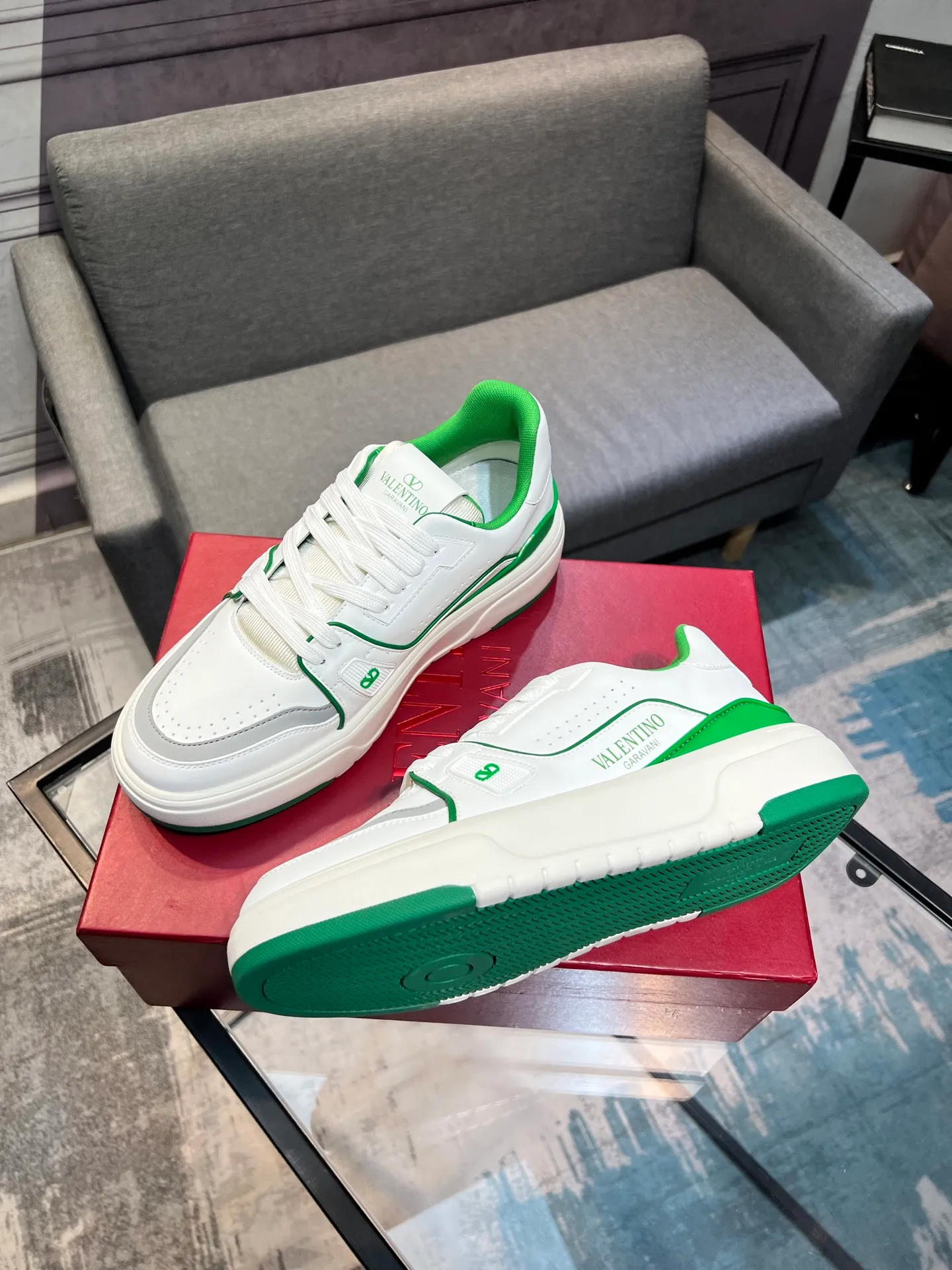 Men's men's shoes 💰660 𝑽𝒂𝒍𝒆𝒏𝒕𝒊𝒏𝒐 Valentino 𝑶𝒏𝒆𝑺𝒕𝒖𝒅 Couple's sneaker series Valentino 2025 latest couple's sneakers, celebrity style, hot sale. The original ZP was purchased and dismantled. Repeated pattern making and modification. I strive to restore the original version 1:1! Top luxury masterpiece, soft and comfortable, combining fashion and leisure, bringing excellent elegant texture and excellent on-foot comfort. Top purchase version upper: imported calfskin surface/original oil edge craftsmanship. Inner: water-dyed cowhide lining. Outsole: original development 𝐓𝐏𝐔 two-color combination outsole. Packaging: original configuration complete package. Code number: 35-44 yards. 34.45 can be customized. Can be customized (self-labeled-no label) order.